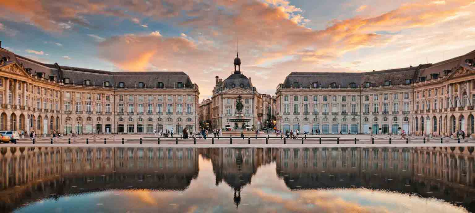 Palais de la bouse Bordeaux avec vu depuis le miroir d'eau arkitek